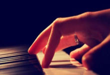 开云体育APP下载-羽毛球男单决赛激烈对决，实现双杀夺金