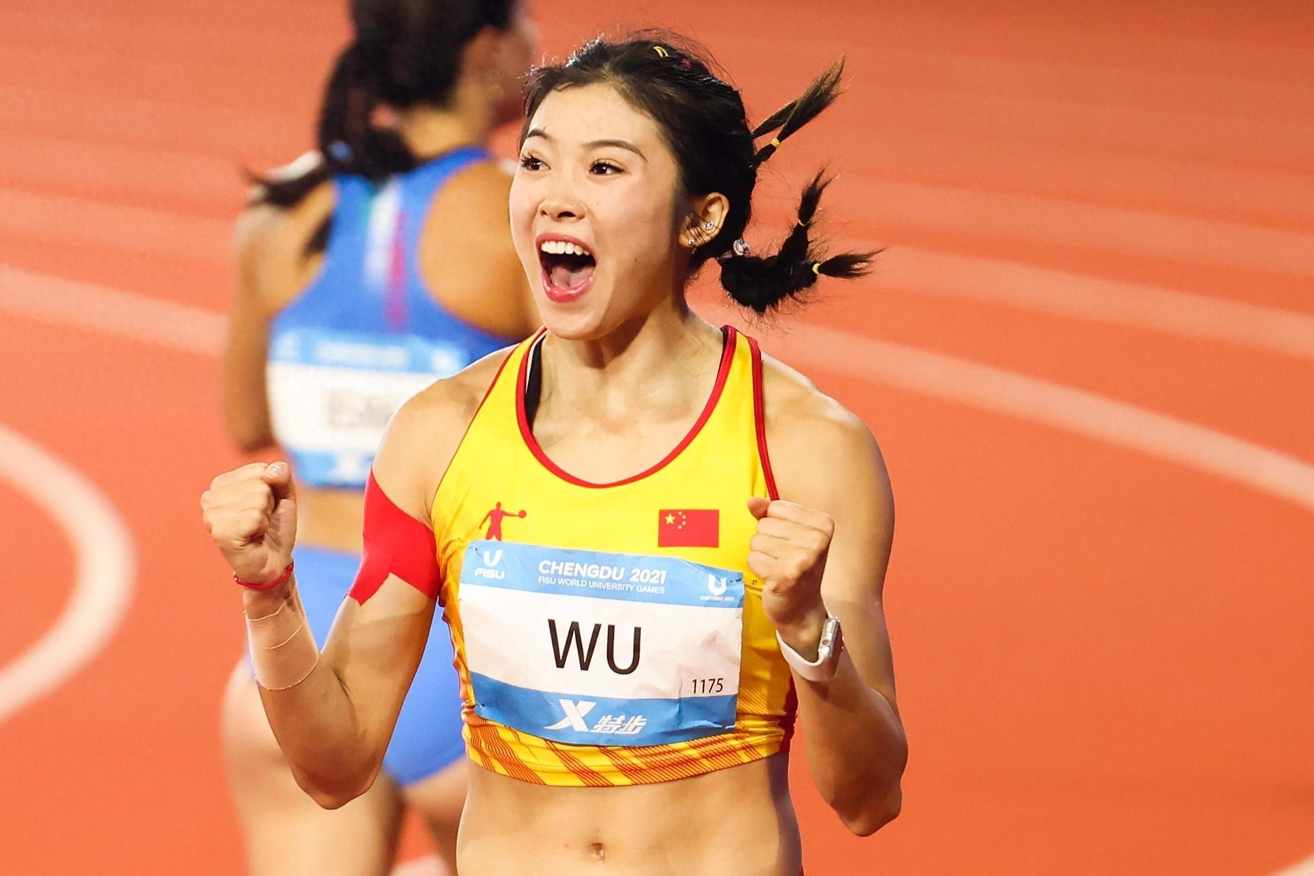 女子田径选手创造新纪录夺冠