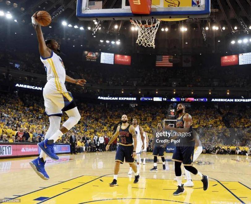 勇士主场告捷,杜兰特贡献大号三双 勇士主场告捷,杜兰特贡献大号三双