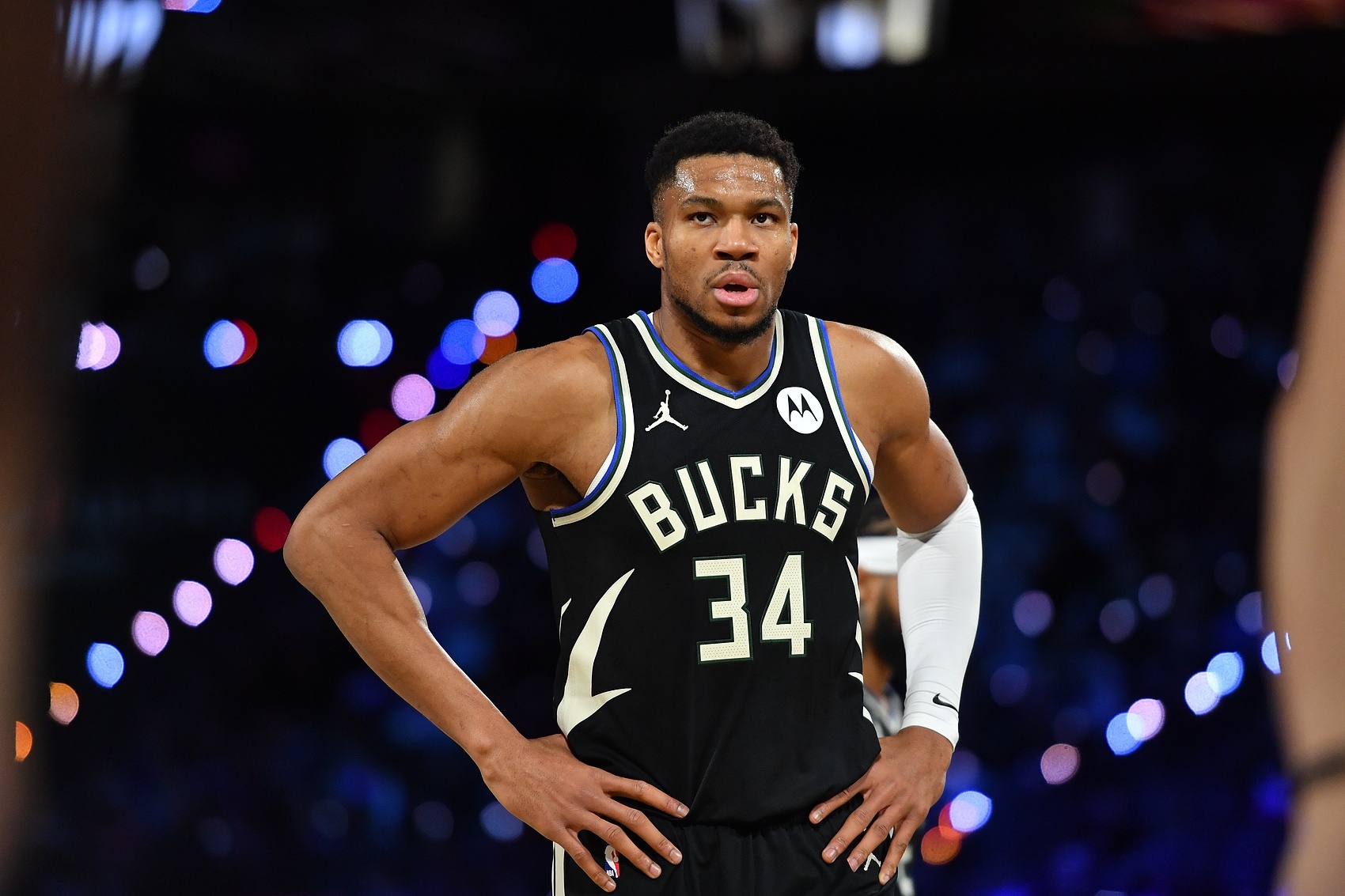 关于雄鹿横扫奇才,字母哥盖帽迷翻的信息 关于雄鹿横扫奇才,字母哥盖帽迷翻的信息