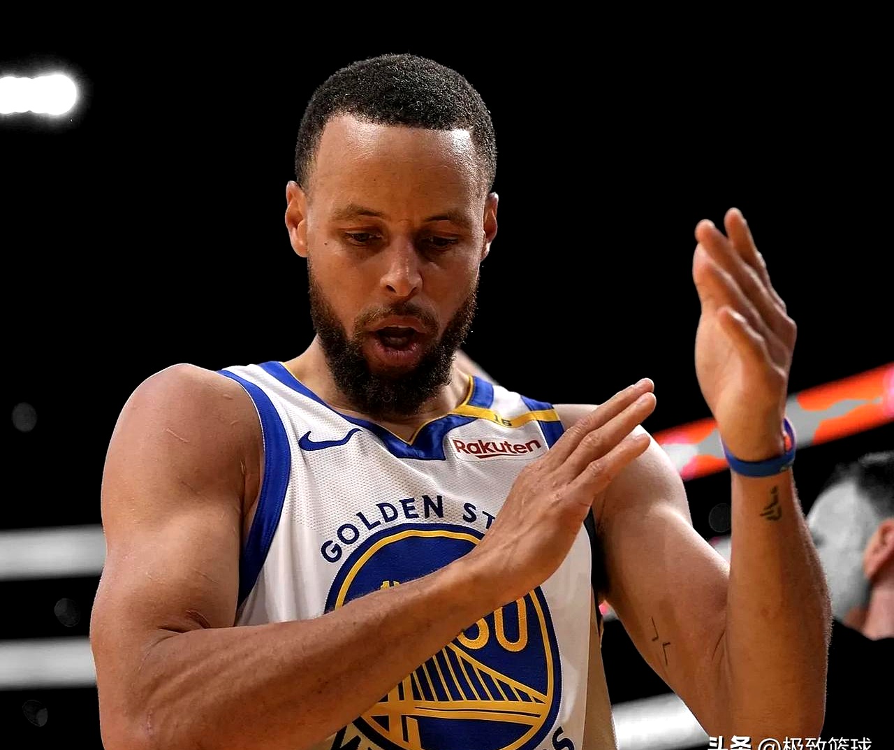 勇士遭遇连败，库里状态低迷，明星球员受伤困扰