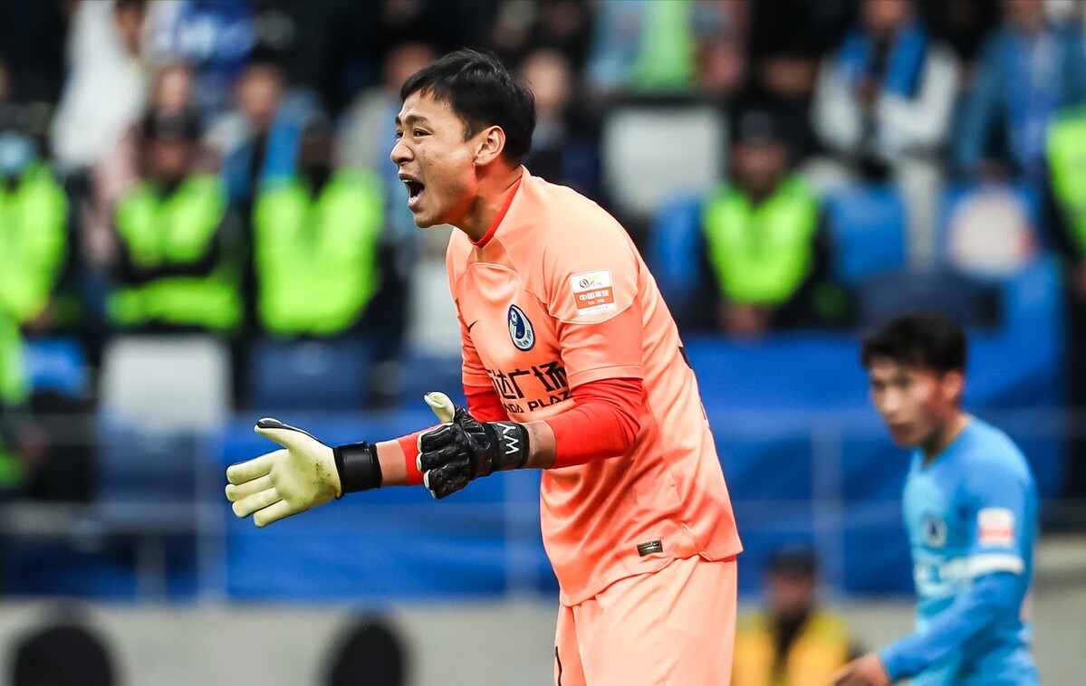 包含爵士队大胜篮网，饼王仍带伤出战表现抢眼的词条