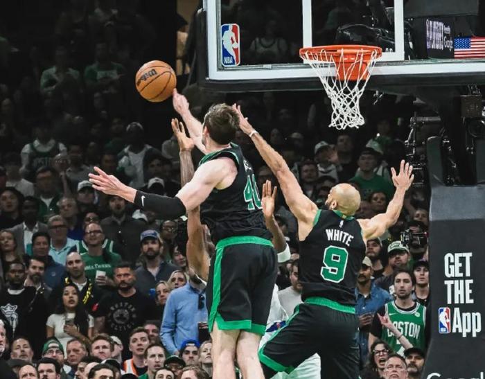 绿衫军客场胜尼克斯,沃克砍下31分 绿衫军客场胜尼克斯,沃克砍下31分